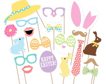 Könnte beinhalten: Ein Set mit 14 Foto-Requisiten zum Thema Ostern. Die Requisiten beinhalten einen Hasen, einen Hut, eine Brille, eine Fliege, einen Schnurrbart, eine Krawatte, eine Blume, Lippen, Eier und ein Schild mit der Aufschrift "Frohe Ostern!"