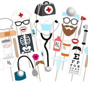 以下が含まれることがあります： 医師をテーマにしたフォトブースの小道具16点セット。小道具には、聴診器、医師のバッグ、眼鏡、医師の帽子、包帯、体温計、注射器、綿球、処方箋ボトル、唇、口ひげ、視力検査表、眼鏡が含まれています。
