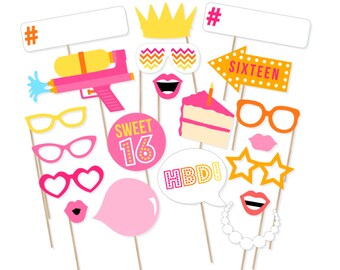 Könnte beinhalten: Ein Set mit 16 Fotobooth-Requisiten für eine Sweet-16-Geburtstagsparty. Die Requisiten beinhalten einen Kuchen, eine Krone, eine Wasserpistole, Brillen, Lippen, eine Sprechblase mit der Aufschrift "HBBD!" und ein Schild mit der Aufschrift "Sweet 16".
