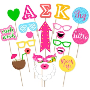 Puede incluir: Un conjunto de 14 accesorios para cabina de fotos de color rosa, amarillo, azul y verde con varios diseños, que incluyen un corazón, gafas de sol, labios, una flecha, una bebida de coco, una máscara, un collar y texto que dice "rush week", "big little", "greek life" y "AΣK".