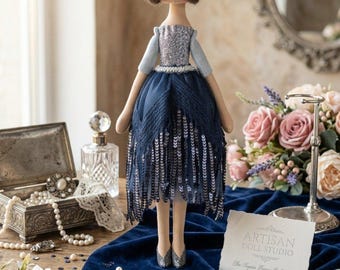 Poupée d'art textile faite main de 35 cm, poupée de collection vintage Art Déco, robe à franges bleu marine à sequins, cadeau artisanal unique pour elle