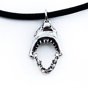 Shark Head, Paracord Necklace, Ocean Animal, Predator, Shark Necklace, Shark Jaws, Cord Necklace, Beach Jewelry, Wildlife Gift, Marine Life
