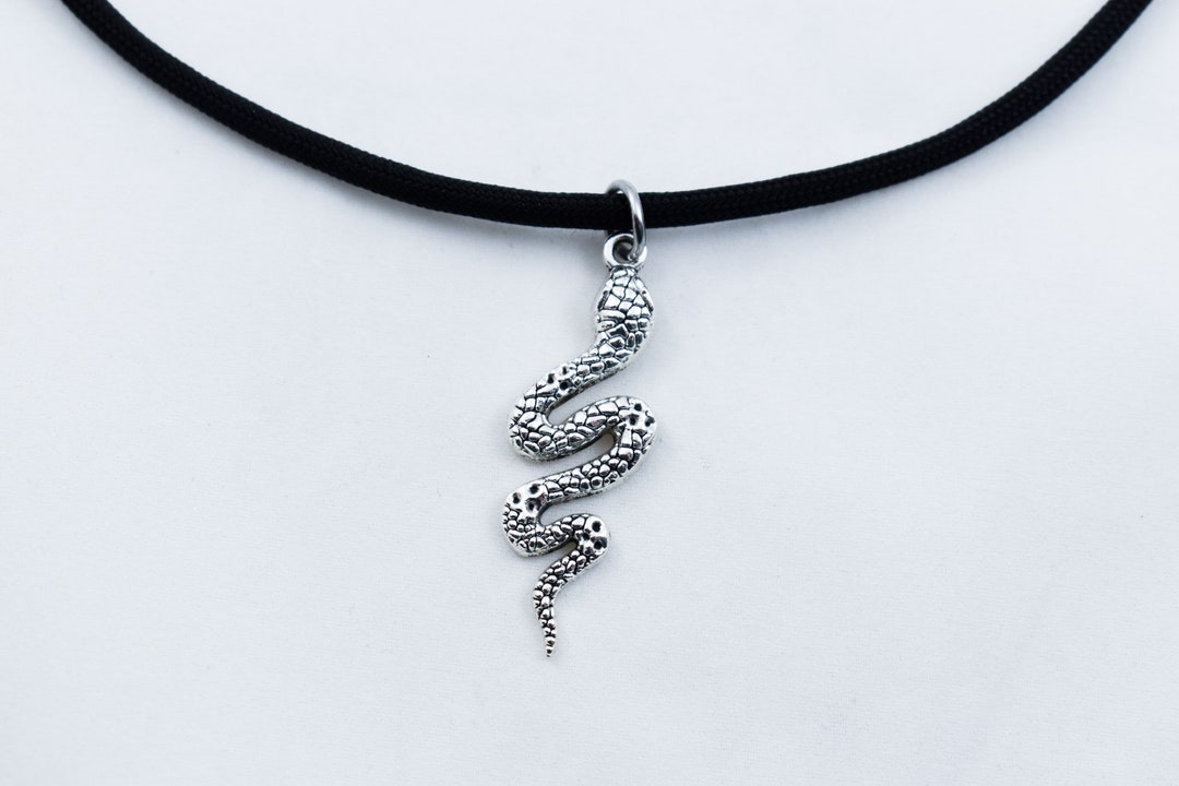 Allereya Collana vintage con ciondolo a serpente in velluto nero satinato girocollo collana punk serpente collana in pelle collana gioielli per donne e ragazze