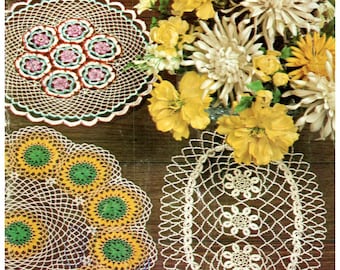 Può includere: Una copertina di libro vintage che presenta una collezione di tovagliette all'uncinetto in vari stili. La copertina è marrone con un titolo giallo "doilies" e il testo "COATS & CLARK'S BOOK No. 174 29¢ PRISCILLA Crochet Knit Beaded Hairpin Lace Tatted Rick Rack". La copertina presenta anche un bouquet di fiori bianchi e gialli.