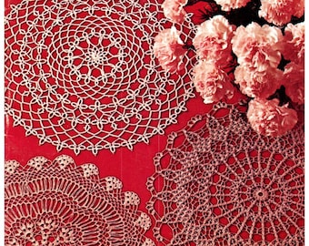 Può includere: Una copertina di libro vintage che presenta una collezione di tovagliette all'uncinetto con il titolo "Doilies" e il testo "Coats & Clark's Book No. 197 35¢ Priscilla". La copertina presenta uno sfondo rosso con tre tovagliette all'uncinetto bianche e garofani rosa.