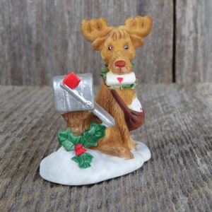 Vintage Moose bij Mailbox Christmas Village Beeldje Suzy Zoo Enesco 1977 Mailman Mail Person Figuur