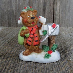 Vintage Bear bij Mailbox Christmas Village Beeldje Suzy Zoo Enesco 1977 Mailman Mail Person Figuur