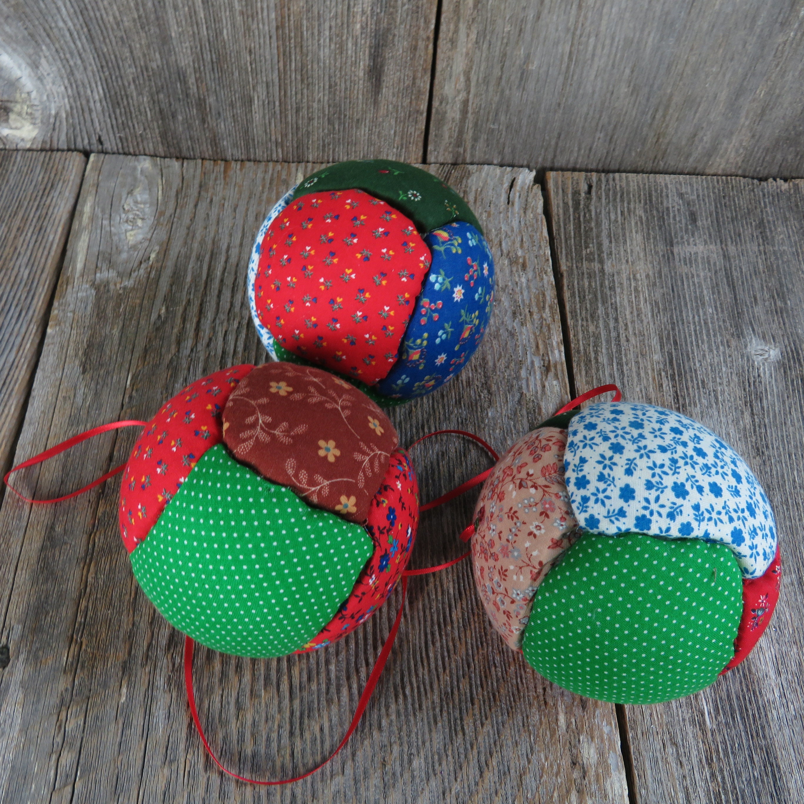 Vintage Quilted Ball Christmas Ornament Patchwork Door  display picture 1