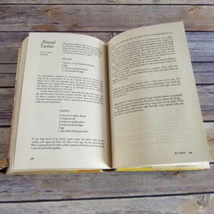 Pode incluir: Uma p&aacute;gina de um livro de cozinha vintage com uma receita de tarteletes de am&ecirc;ndoa. A receita inclui os ingredientes para a massa e o recheio, com instru&ccedil;&otilde;es para fazer as tarteletes.