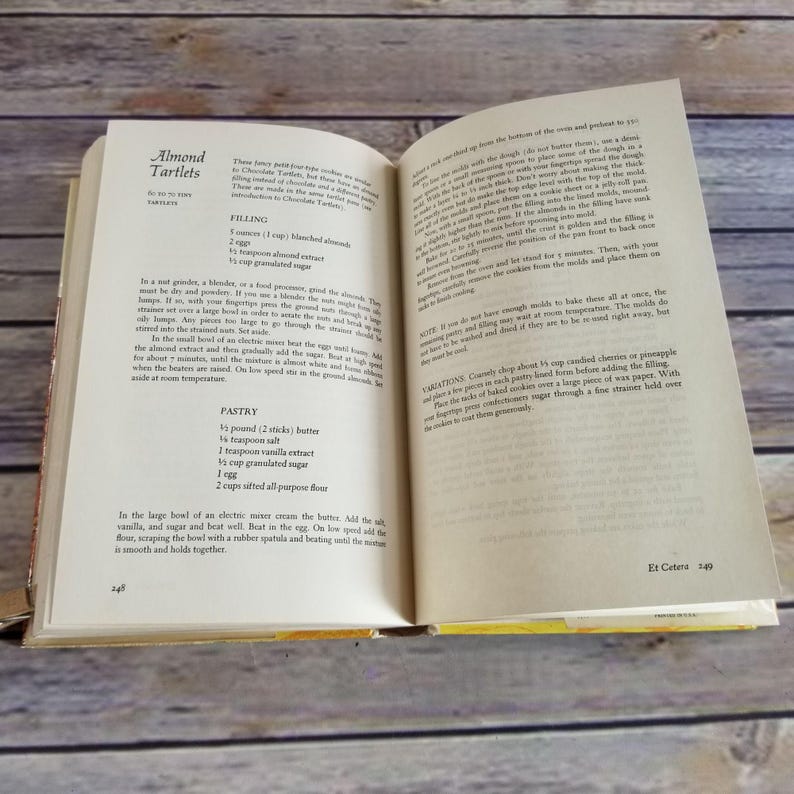 Pode incluir: Uma p&aacute;gina de um livro de cozinha vintage com uma receita de tarteletes de am&ecirc;ndoa. A receita inclui os ingredientes para a massa e o recheio, com instru&ccedil;&otilde;es para fazer as tarteletes.