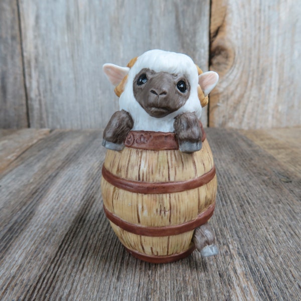 Vintage Schaf im Fass Figur Widder mit Hörnern Holz Weinfass Keramik