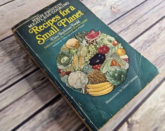 Libro de cocina vintage: Recetas para un planeta pequeño, cocina rica en proteínas y sin carne, vegetariana, 1977, libro de bolsillo, 14.ª impresión