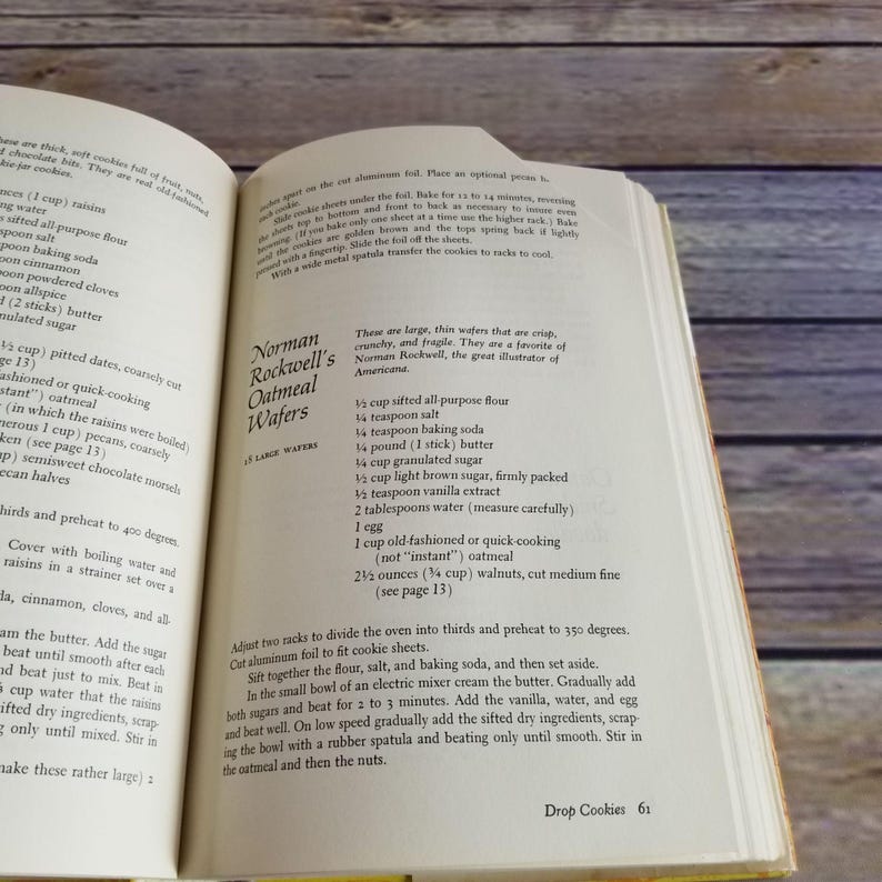 Pode incluir: Uma p&aacute;gina de livro de cozinha vintage com uma receita para as bolachas de aveia de Norman Rockwell. A receita inclui ingredientes como farinha, manteiga, a&ccedil;&uacute;car e aveia. A p&aacute;gina tamb&eacute;m descreve as bolachas como "grandes bolachas finas, crocantes e fr&aacute;geis."