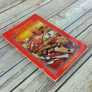 Vintage Cookbook Przystawki i przekąski na imprezę Ulubione przepisy Prasa 1993 Broszura Potluck