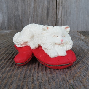 Vintage Cat Nap on a Mitten Clip Ornament Hallmark Christmas White Kitten Kitty 1995 Red