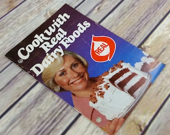 vintage Cookbook Cook with Real Dairy Foods Livret broché des années 1970 Conseil consultatif sur le lait