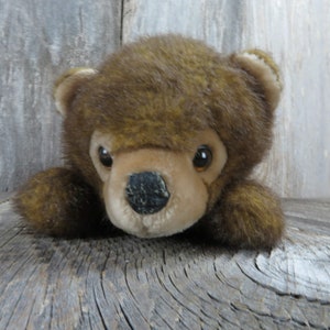 Vintage Teddy Bear Peluche Acostando Aplausos Peluche Muñeca Animal 1988 Hecho en Corea Juguete 13 Pulgadas