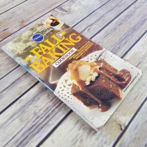 Vtg Fall Baking Cookbook Pillsbury Classic Recipes Pamphlet Grocery Store Booklet 1988