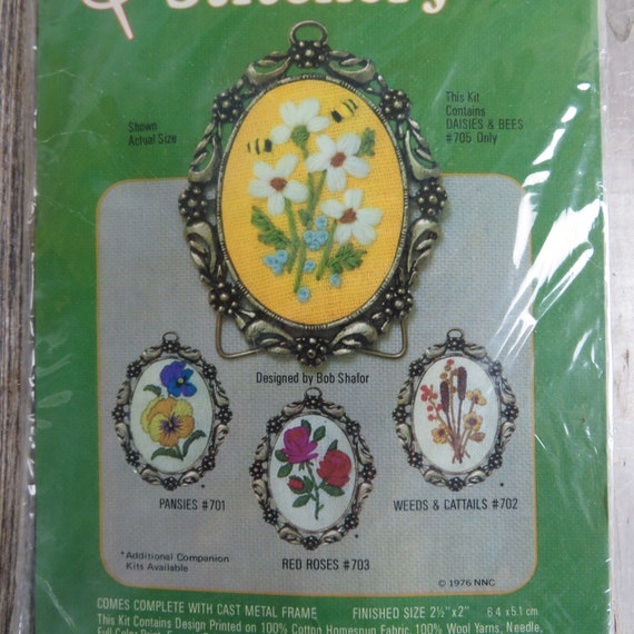 Vintage Family Circle Crewel Embroidery Kit Flower Arrangement 11 x 14  Daisies