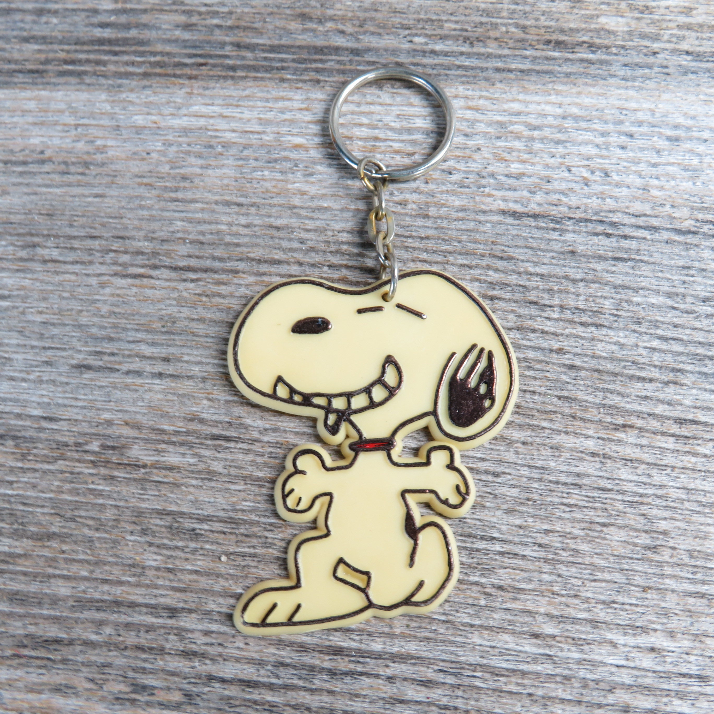 Vintage Snoopy Dog Keychain Peanuts Charlie Brown Two Tone Kneeling Plastic  Aviva Gold Bronze Tan