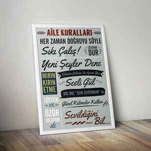 Puede incluir: Un póster enmarcado blanco con fondo azul claro y texto negro que dice "Aile Kurallari" que se traduce como "Reglas de la familia" en inglés. El póster tiene una lista de reglas en turco, incluyendo "Her Zaman Dogruyu Soyle" que se traduce como "Siempre di la verdad", "Siki Calis!" que se traduce como "¡Trabaja duro!" y "Yeni Seyler Dene" que se traduce como "Prueba cosas nuevas".