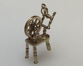 Vintage Sewing Machine - 9ct Gold Charm