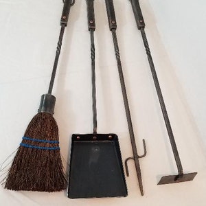 Pu&ograve; includere: Un set di quattro strumenti per camino con manici in metallo ritorto. Gli strumenti includono una spazzola, una pala, un attizzatoio e una pinza. Gli strumenti sono in metallo nero e hanno dettagli in rame.