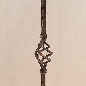 Pu&ograve; includere: Un portasciugamani in metallo nero con un design decorativo intrecciato e una parte superiore rotonda. Il portasciugamani ha quattro ganci e una base a forma di croce.