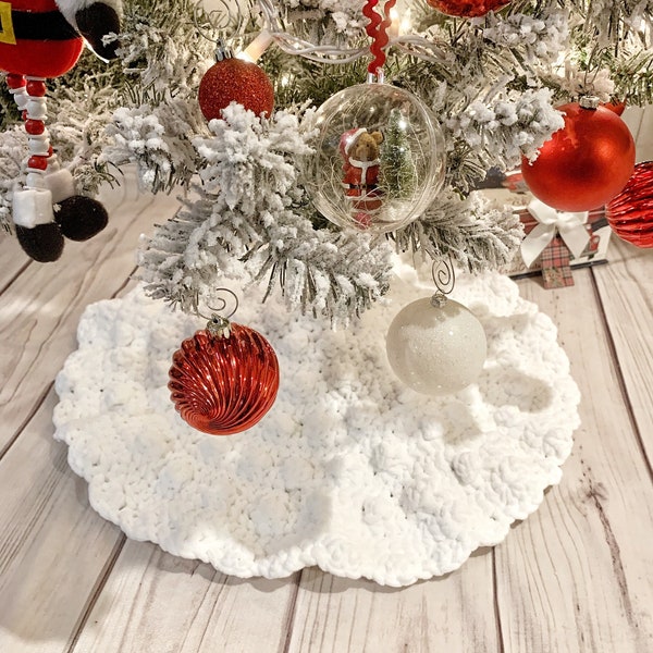 White Christmas tree skirt - Farmhouse decor pencil tree skirt - handmade crochet tree collar