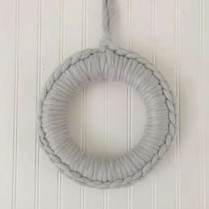 Chunky Gray Crochet Yarn Wreath - 12&quot; Farmhouse wall decor