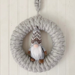 Chunky knit Christmas wreath - Holiday gnome decor