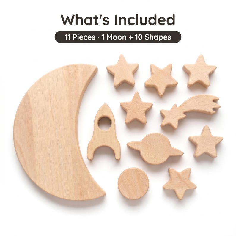 Pu&ograve; includere: Un set di 11 pezzi in legno di colore chiaro che include una grande luna crescente e dieci forme a tema spaziale: un razzo, un pianeta con anelli, una stella cadente e sette stelle. Il testo "What's Included" e "11 Pieces &middot; 1 Moon + 10 Shapes" &egrave; visibile.