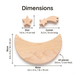 Pu&ograve; includere: Un set di tre forme in legno chiaro che include una stella, una cometa e una base a forma di mezzaluna. La stella &egrave; alta 4 cm, la cometa &egrave; lunga 8 cm, la base misura 16 per 10 cm e tutti i pezzi hanno uno spessore di 2 cm.