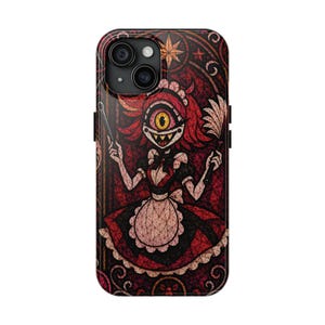 Op de afbeelding: Een smartphonehoesje met een illustratie in glas-in-loodstijl van een eenogig personage met rood haar, gekleed in een zwart-wit dienstmeisjeskostuum met schort. Het personage houdt een plumeau en een toverstaf vast tegen een donkerrode achtergrond.