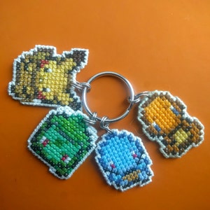 UPPDATERAD med instruktioner! FYRA Korsstygnsmönster Kanto Starter Pokemon Dubbelsidiga för DIY-nyckelringar