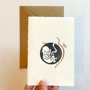 Handgemachtes Schwangerschaftsillustrationsgeschenk. Ein Baby im Bauch. Schwangerschaftsankündigung. Herzlichen Glückwunsch zu Ihrer Schwangerschaft.