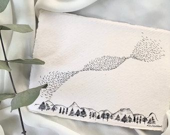 Könnte beinhalten: Schwarz-weiß-Tintenzeichnung eines Vogelschwarms, der über eine Bergkette fliegt. Die Zeichnung ist auf strukturiertem Papier mit der Unterschrift des Künstlers "Kwadros" in der unteren rechten Ecke.