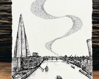 Könnte beinhalten: Schwarz-Weiß-Tuschezeichnung einer Stadtlandschaft mit Fluss und Booten. Das Shard-Gebäude befindet sich links. Eine gepunktete Linie verläuft über den Himmel. Unten rechts signiert "Walton".