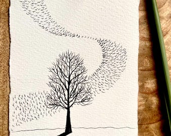 Könnte beinhalten: Schwarz-Weiß-Tuschezeichnung eines kahlen Baumes mit Vogelschwarm. Die Vögel bilden eine geschwungene Linie über dem Baum. Das Kunstwerk befindet sich auf strukturiertem, weißem Papier, mit einer Signatur unten rechts.