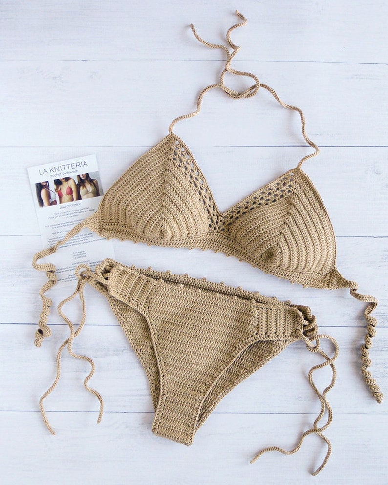 Peut inclure: Un ensemble de bikini crochet&eacute; de couleur beige clair. Le haut est de style triangle avec des bretelles r&eacute;glables et le bas est de style taille haute avec des liens sur les c&ocirc;t&eacute;s.