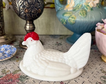 Gallina en nido, decoración de gallo en vidrio opalino, gallina en vidrio opalino, decoración de granja para cocina campestre, decoración de pollo, decoración de cocina vintage, plato de gallo, tapa de gallina solamente