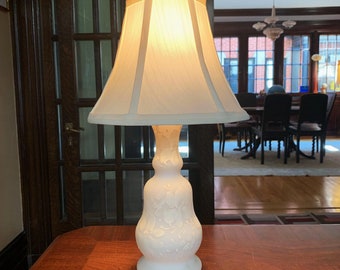 Lampe de table Lampe de chambre à coucher Lampes anciennes Éclairage vintage Lampe blanche Lampe florale pour lampes de table Lampe ancienne Lampe vintage Lampe vintage Lumière avec abat-jour