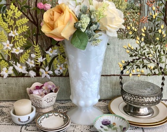 Milk Glass Vase Centerpiece Vase Vintage Vase Wedding Decor Vase White Vase Milk Glass Flower Vase for Flowers Vase Antique Bouquet Holder