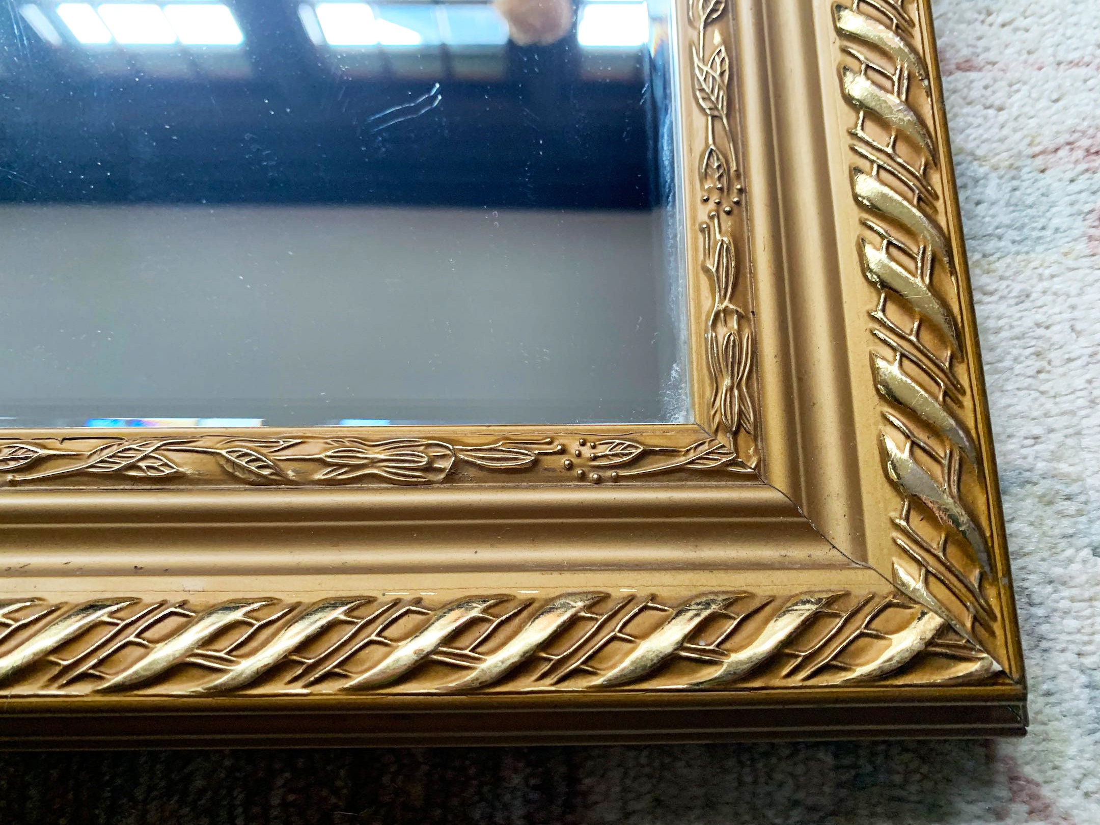 Espejo dorado y tallado de madera de tilo, años 70 en venta en Pamono