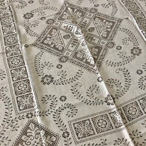 Peut inclure: Nappe blanche avec un motif de dentelle noire d&eacute;licat pr&eacute;sentant des formes g&eacute;om&eacute;triques et des motifs floraux. Le motif de dentelle est complexe et d&eacute;taill&eacute;, cr&eacute;ant un look sophistiqu&eacute; et &eacute;l&eacute;gant.