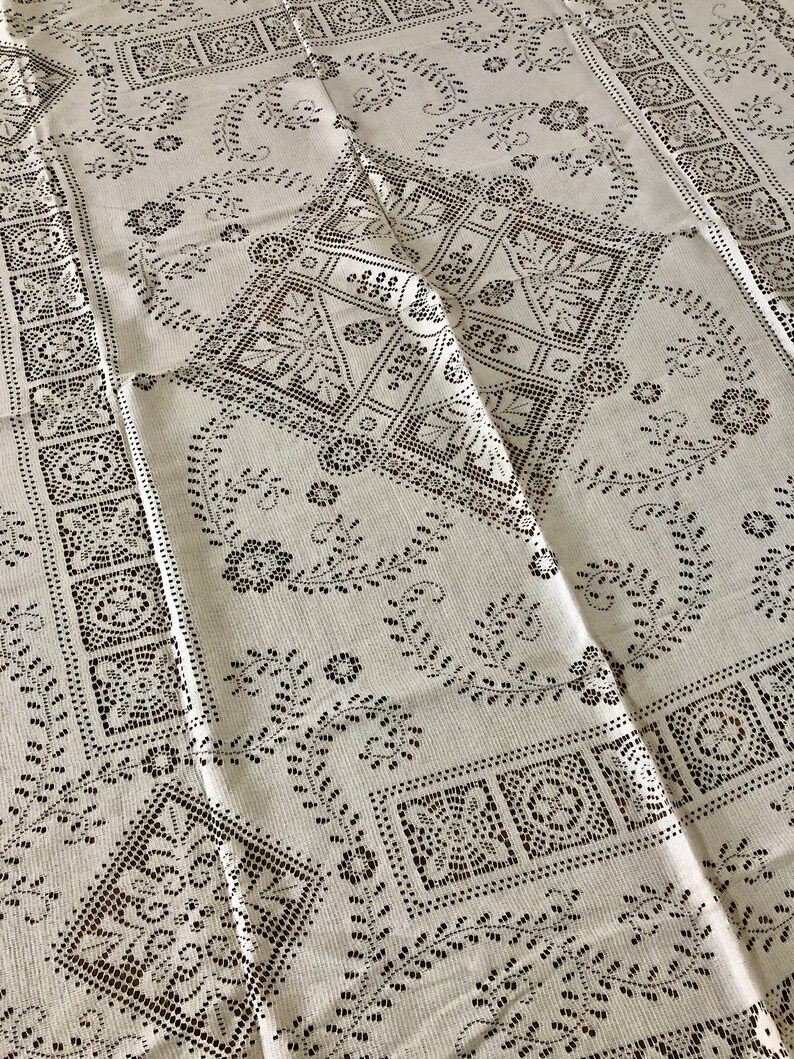 Peut inclure: Nappe blanche avec un motif de dentelle noire d&eacute;licat pr&eacute;sentant des formes g&eacute;om&eacute;triques et des motifs floraux. Le motif de dentelle est complexe et d&eacute;taill&eacute;, cr&eacute;ant un look sophistiqu&eacute; et &eacute;l&eacute;gant.