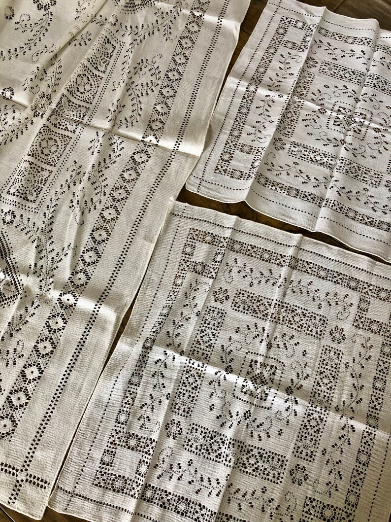 Peut inclure: Ensemble de trois nappes en lin blanc avec un motif floral brod&eacute; noir.