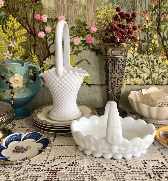赤と白HOBNEIL BRIDES BASKET VASE