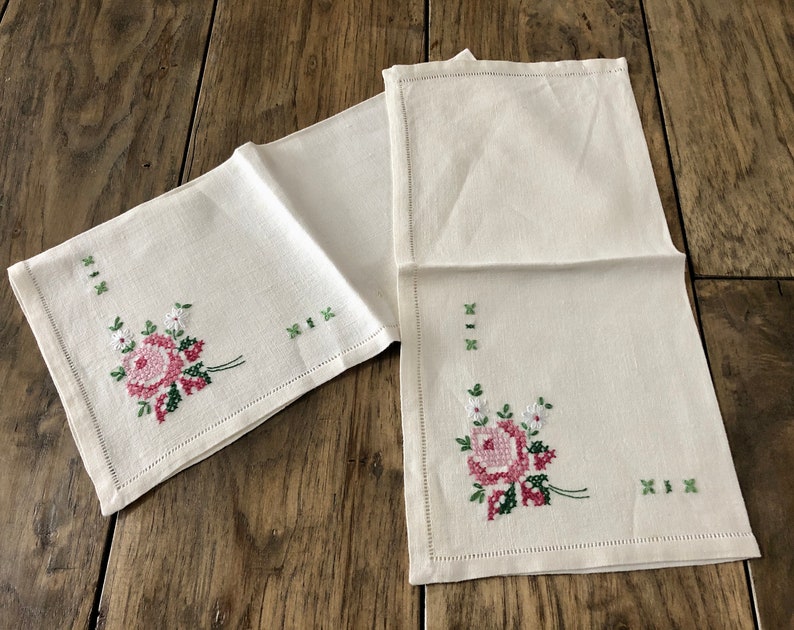 2 Cloth Napkins Vintage Napkins Vintage Cloth Napkins Floral Etsy