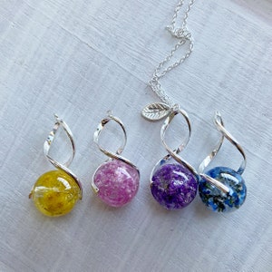 Collar inicial Flores reales en resina colgante Carta Joyería de flores prensadas personalizadas para mujeres Regalo del día de las madres para mamá